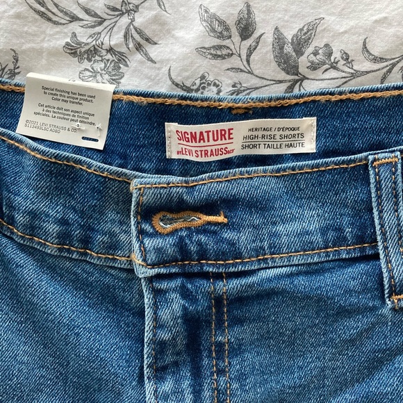LEVI STRAUSS medium wash denim high rise 3” jean shorts ✨50% OFF BUNDLES✨ - Picture 4 of 9